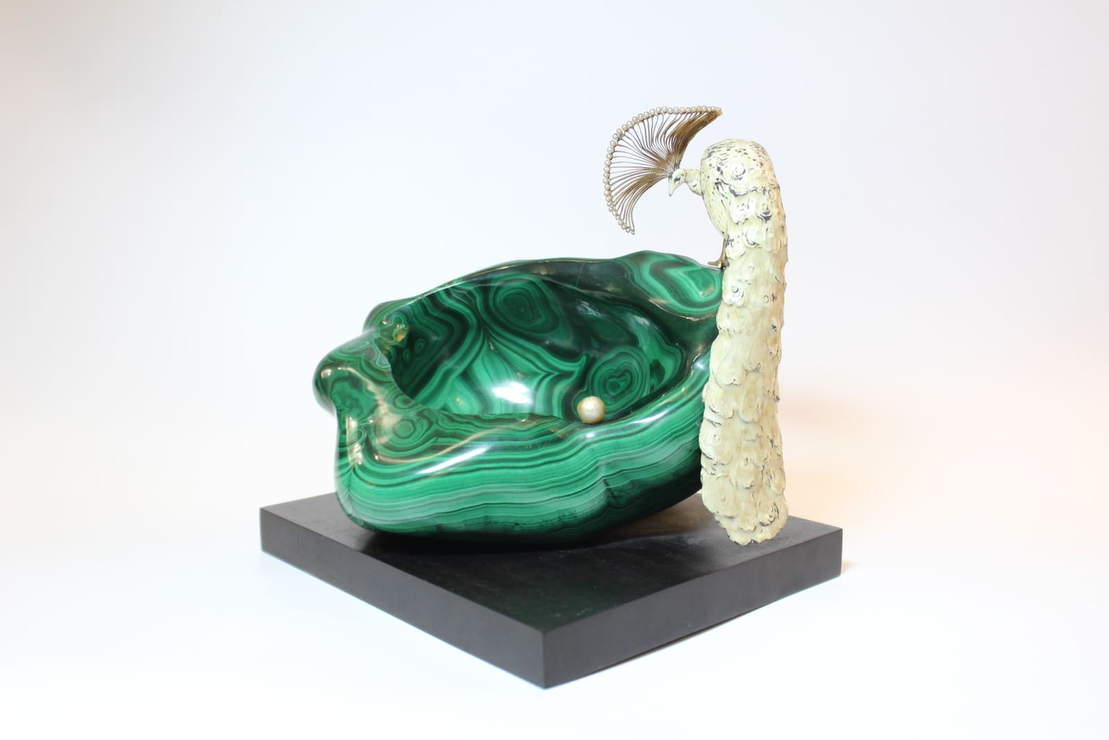 Alfredo Ravasco, malachite cup presented at the Venice Biennale in 1930, peacock in enamelled silver, pearls and wood, with original display stand, Courtesy of Nicolas Torroni © Nicolas Torroni